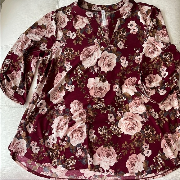 Dear Scarlett - Wrinkle Free Bulgari - Burgundy Floral Top - Size XL - Picture 3 of 5